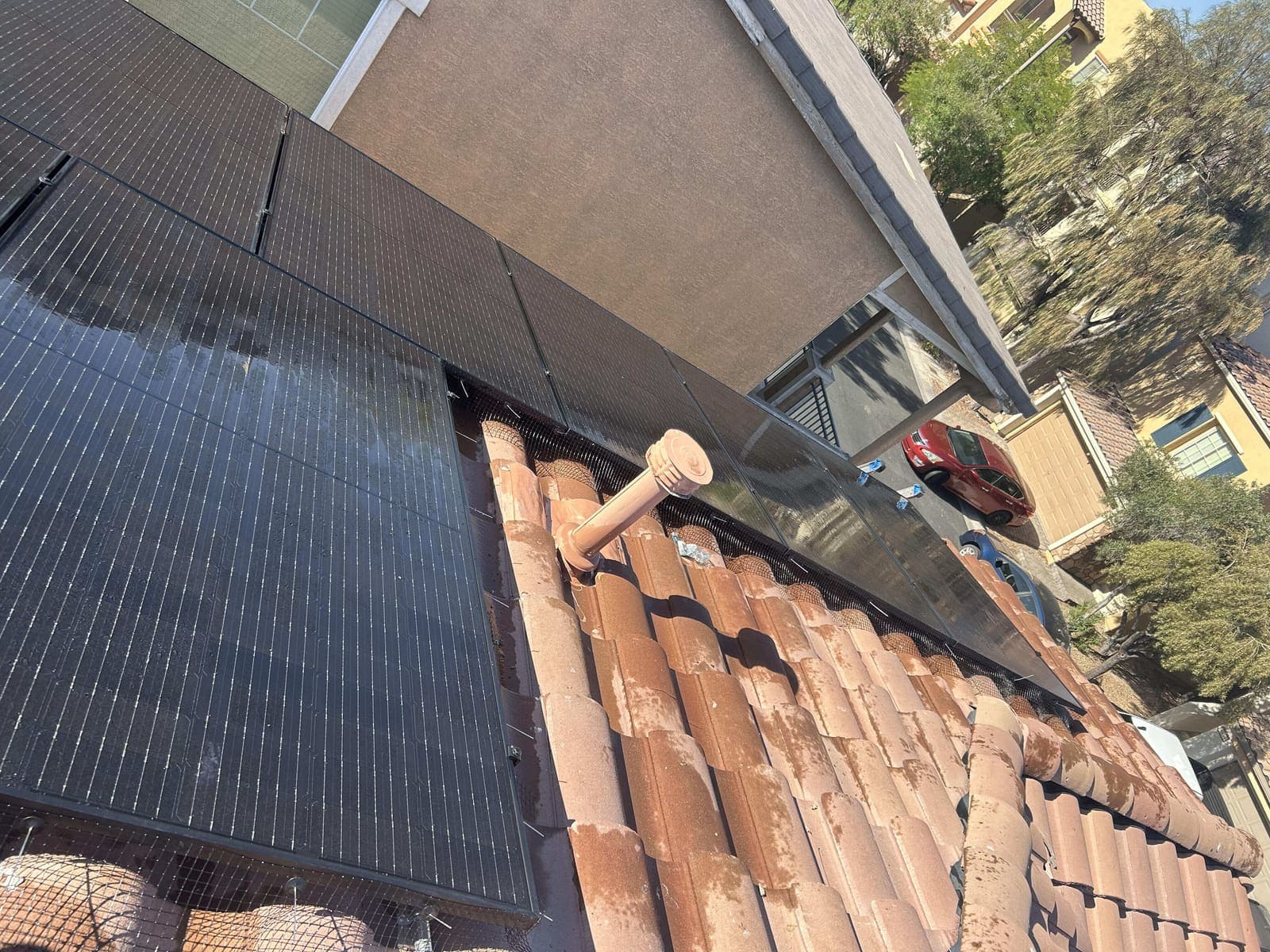 Instalación terminada de malla a lo largo del borde de un techo